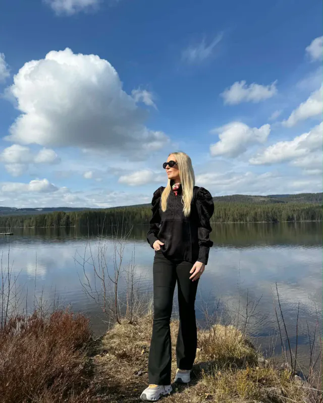 NORDlysblusen - Sort med sort broderi