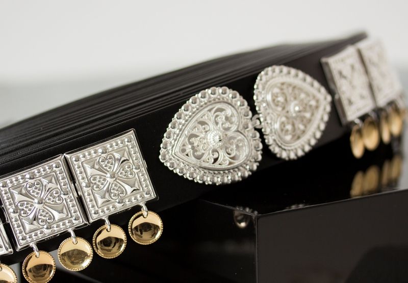 Bunadsbelte sølv med gullforgylte skåler og hjertespenne