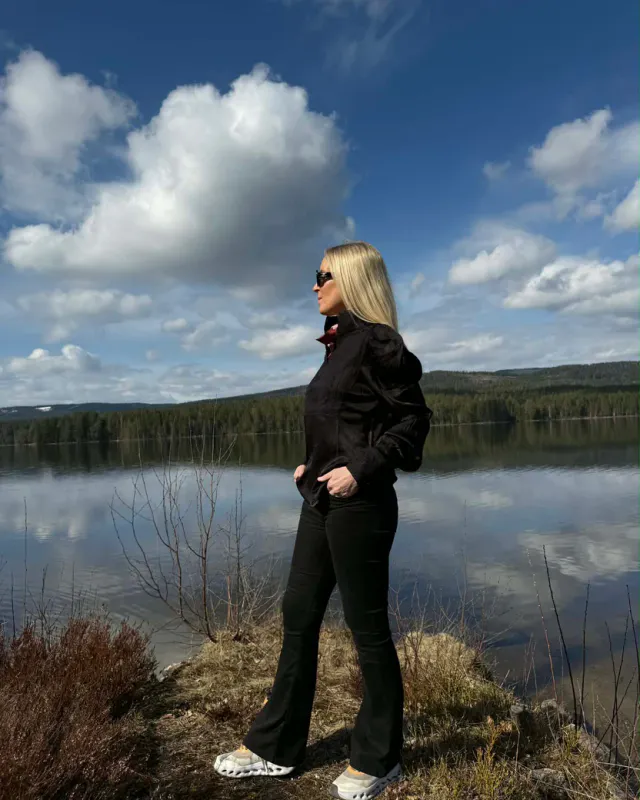 NORDlysblusen - Sort med sort broderi