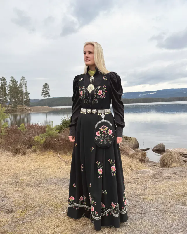 NORDlysblusen - Sort med sort broderi