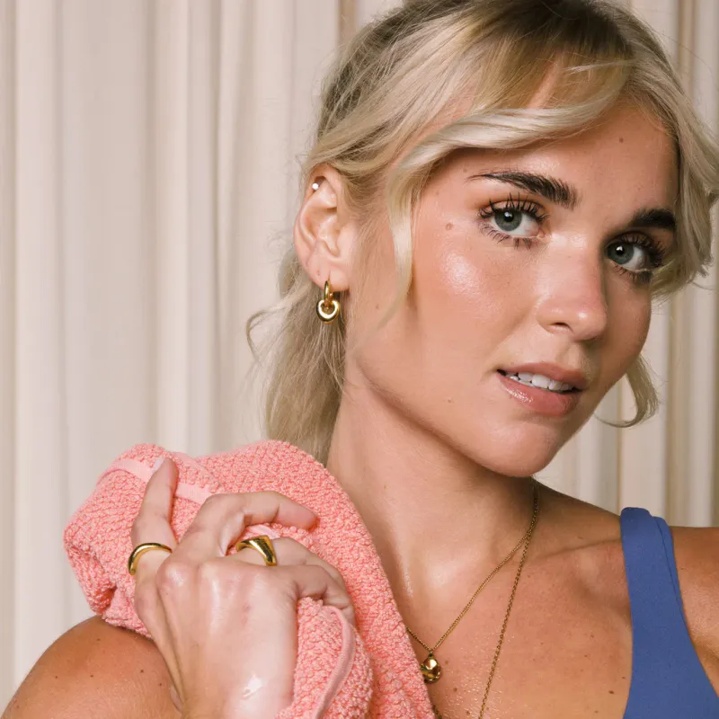 Frida Leonore Radiant necklace i forgylt stål med hvit sten