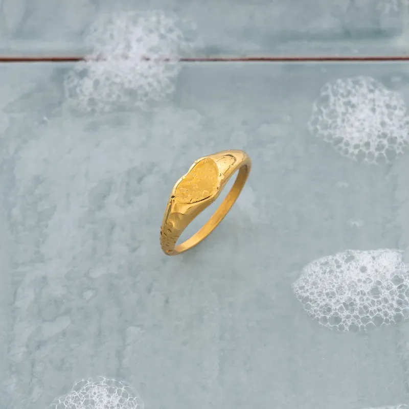Frida Leonore  Heartline ring i forgylt stål