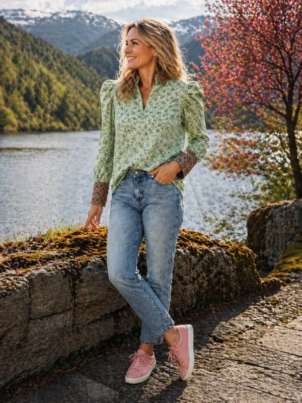 Bomullsbluse med blomster i dus grønn